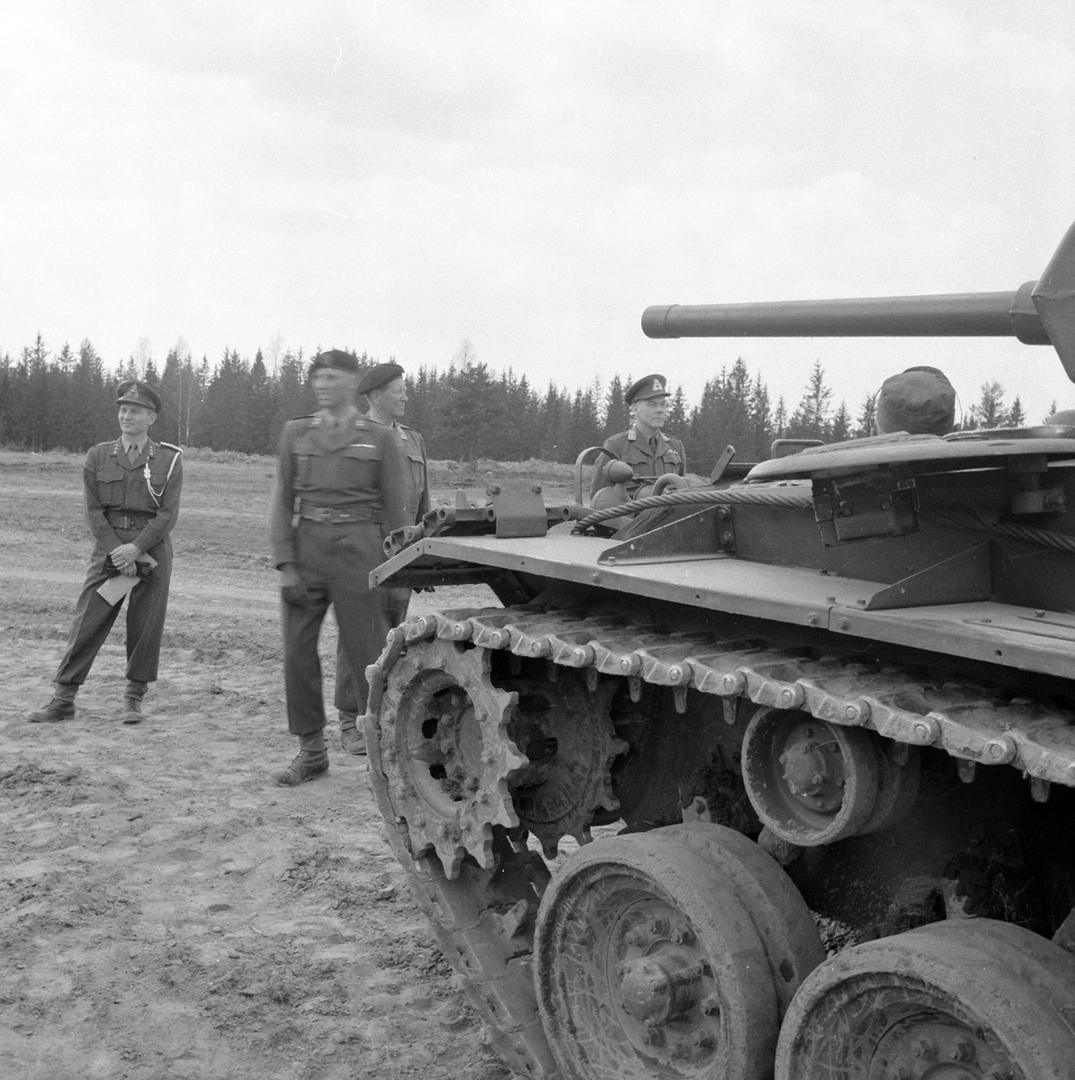 Adolf Skjegstad, Trandum leir. Ullensaker. Militærøvelse, Kronprins Harald, offiserer, tanks