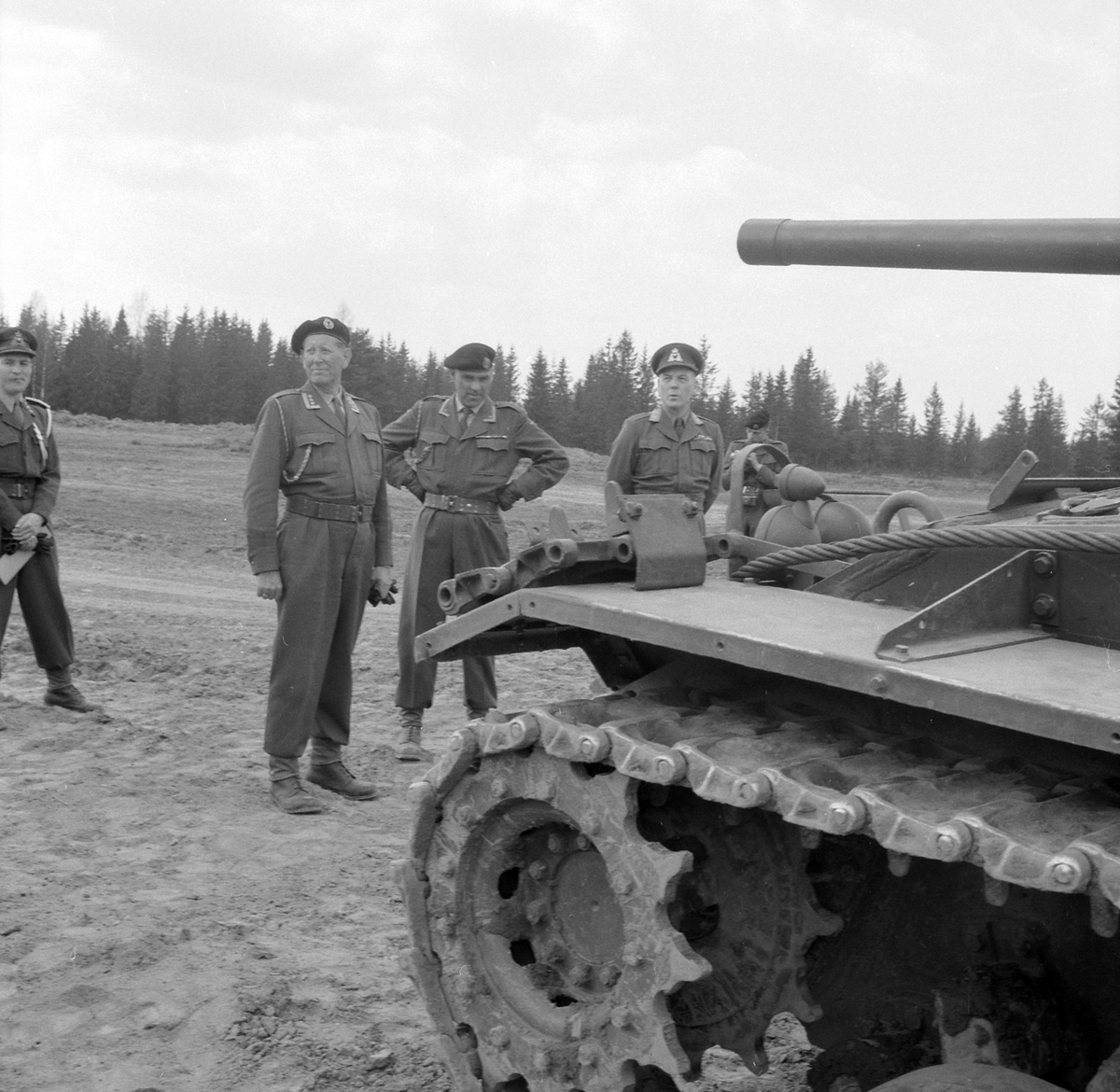 Adolf Skjegstad, Trandum leir. Ullensaker. Militærøvelse, Kronprins Harald, offiserer, tanks