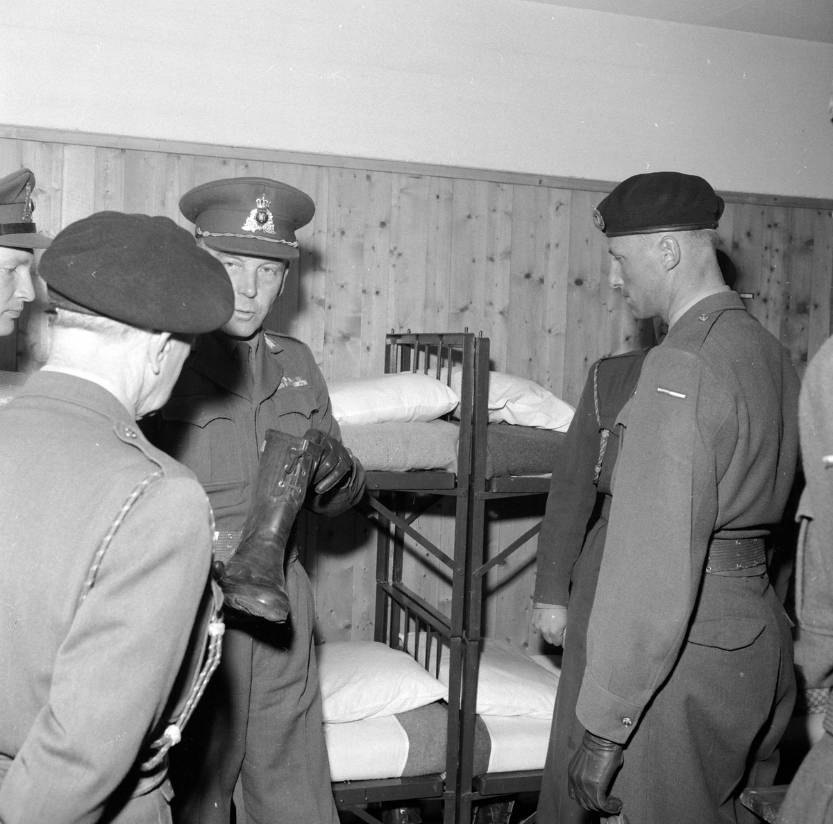 Adolf Skjegstad, MILITÆRØVELSE, KRONPRINS HARALD INSPISERER KASSERNE