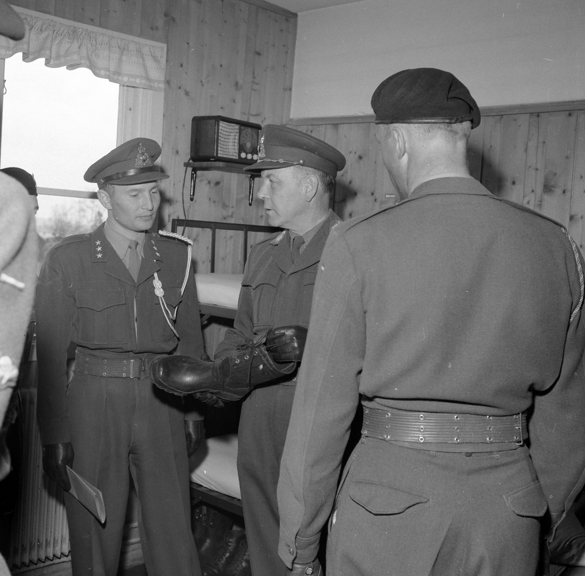 Adolf Skjegstad, Trandum leir. Ullensaker. Militærøvelse, Kronprins Harald, inspiserer kasserne.