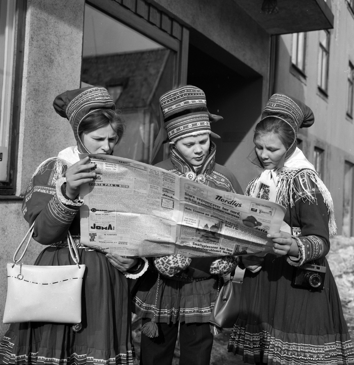 Adolf Skjegstad, Gruppe 3, ukjente, samer, samedrakt, leser avis, "Nordlys"