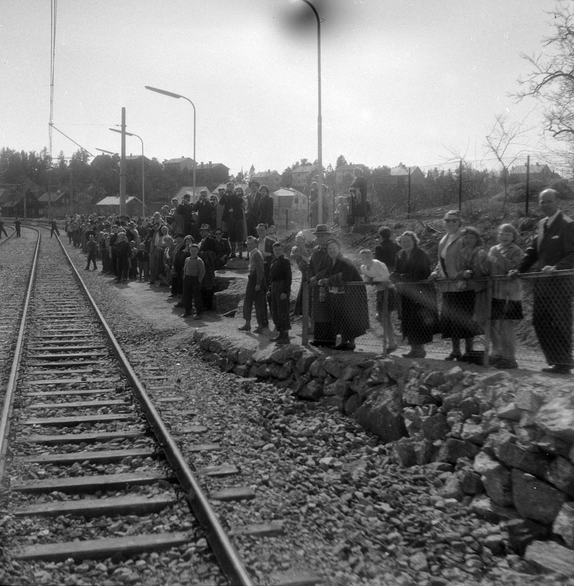 Adolf Skjegstad, Lambertseterbanen, åpning 28.04.1957. Sporvogn 235, trikk, bybane. Østbanen-Lamberseter, folk langs banen,