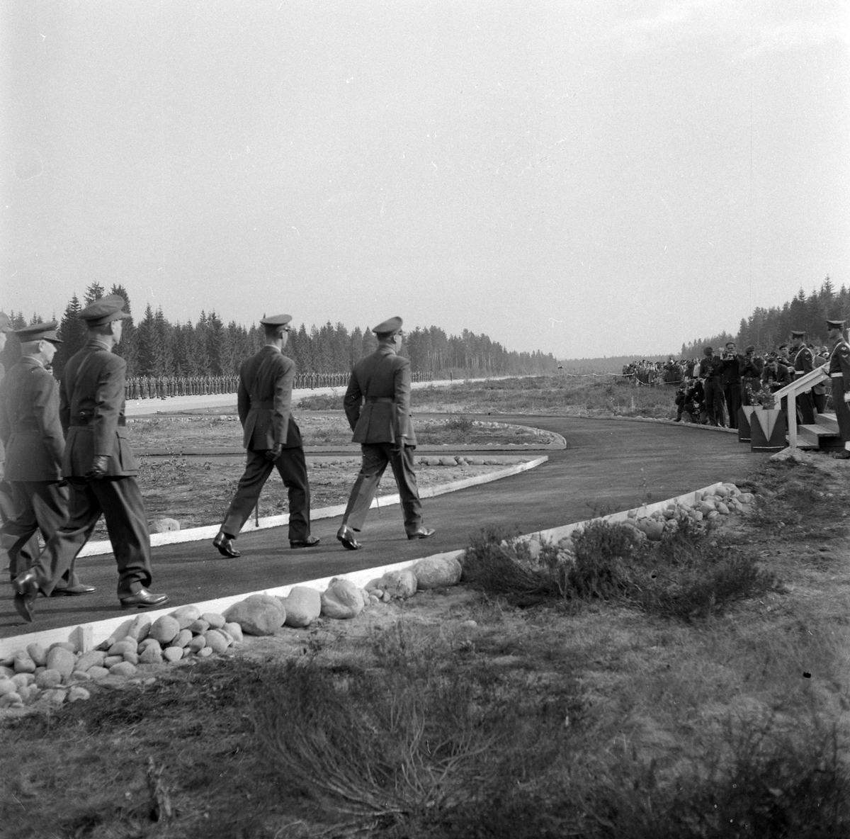 Adolf Skjegstad, Parade for kongen. Kong Olav V og Kronprins Harald ankommer. Elementer fra Akershus Infanteriregiment nr 4 og Oppland Dragonregiment nr 2. Sted: Ringbanen, Gardermoen ?
