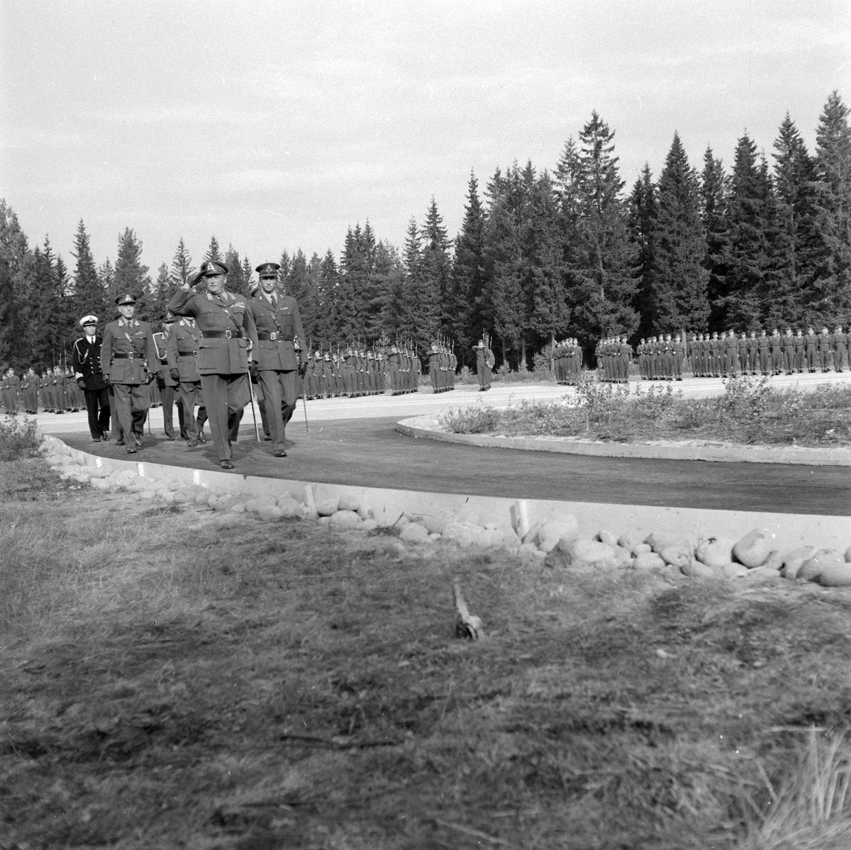 Adolf Skjegstad, Parade for kongen. Kong Olav V og Kronprins Harald ankommer. Elementer fra Akershus Infanteriregiment nr 4 og Oppland Dragonregiment nr 2. Sted: Ringbanen, Gardermoen ?