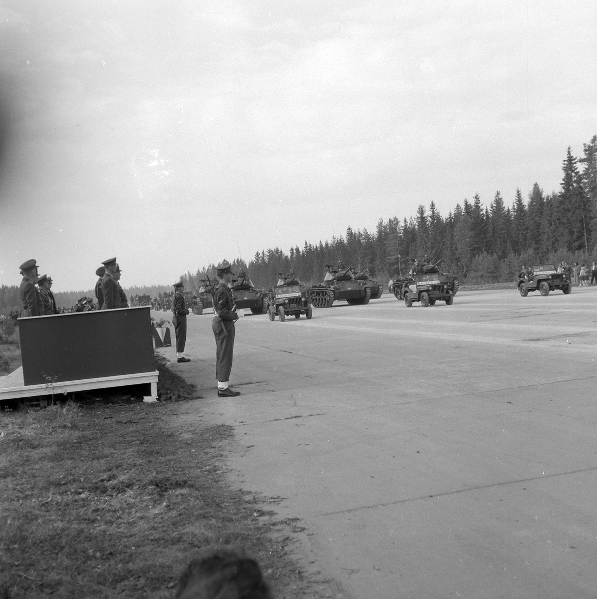 Adolf Skjegstad, Parade for Kong Olav V med Kronprins Harald tilstede. Avdelingene defilerer forbi kongens podium. Elementer fra Akershus Infanteriregiment nr 4 og Oppland Dragonregiment nr 2. Sted: Ringbanen, Gardermoen ?