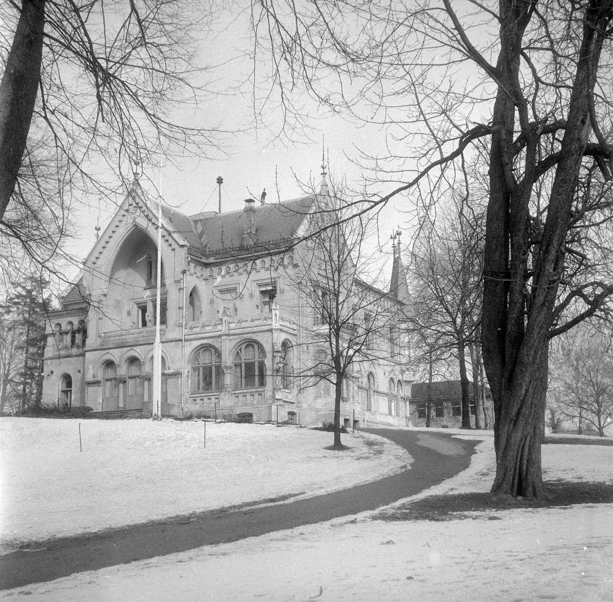 Adolf Skjegstad, Lykkeberg, administrasjonsbygning for Fredrikstad kommune, tatt fra parken. Lykkeberg ble bygget i 1875 for trelasthandler Julius Jacobsen, grunnflate på 460 m2, og 10 mål stor hage.