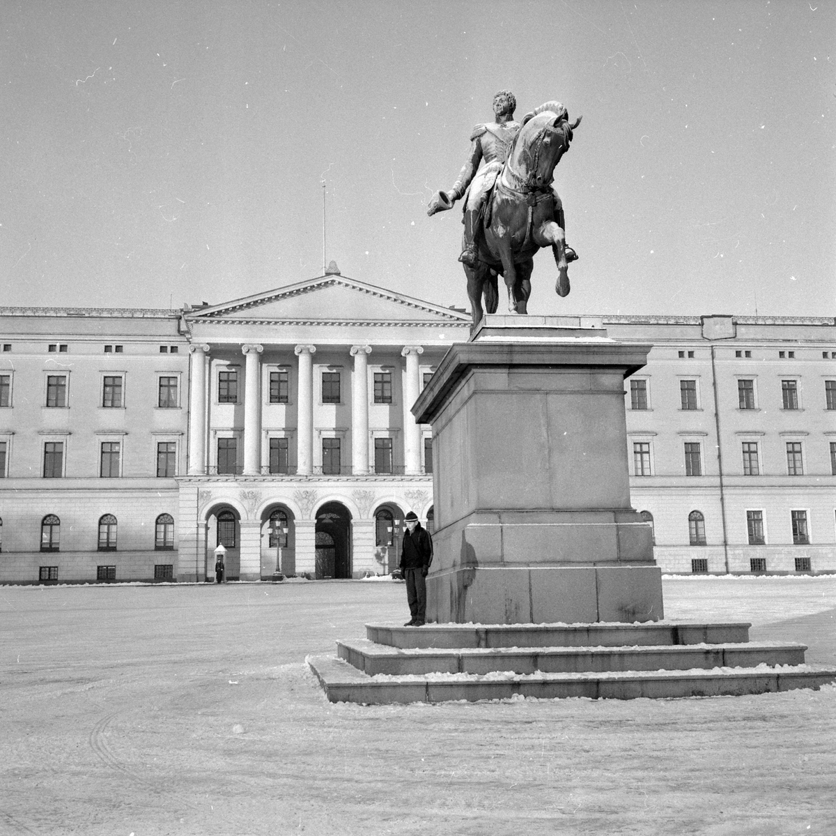 Adolf Skjegstad, Slottet, Oslo. Statue.