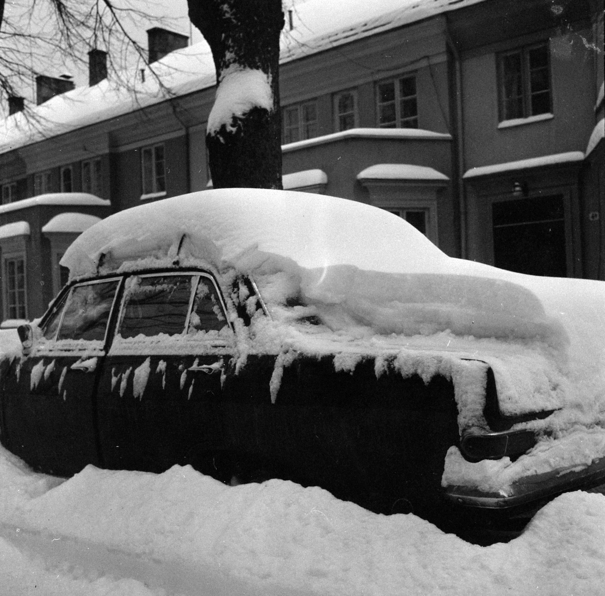 Adolf Skjegstad, Bilen er en Opel Rekord modell A 1963-65. Vinter, nedsnødd parkert bil.