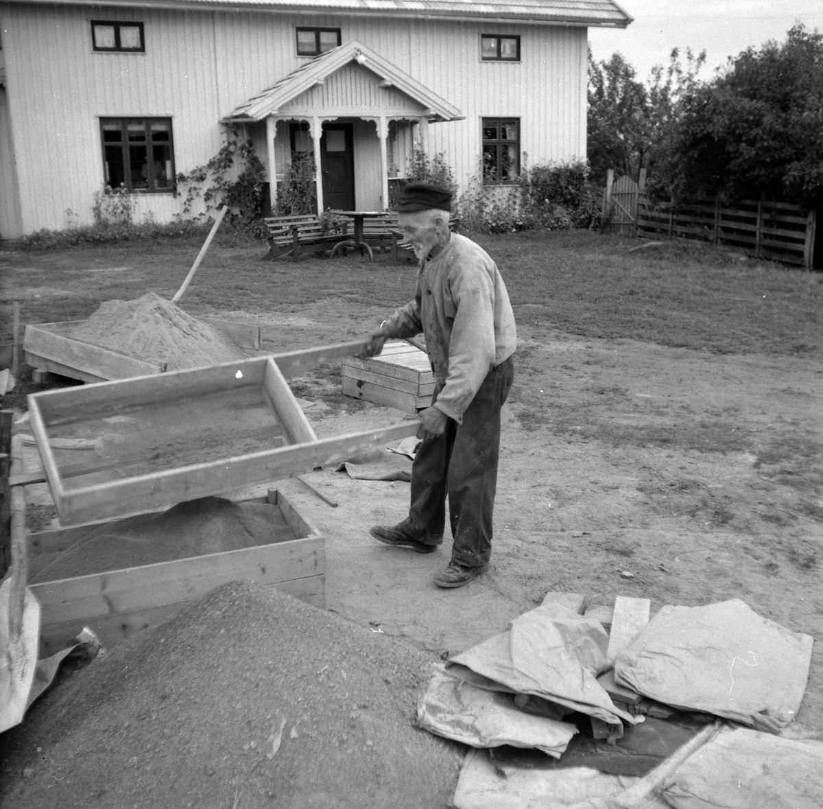 Adolf Skjegstad, Ukjent mann, solder sand,murarbeid.