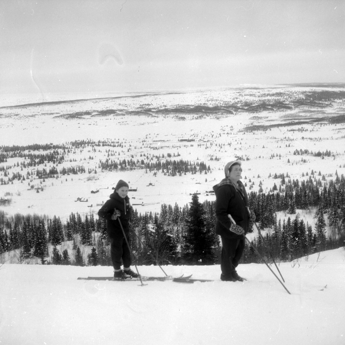 Adolf Skjegstad, Asbjørg og Petra Skjegstad på ski, vinterlandskap.