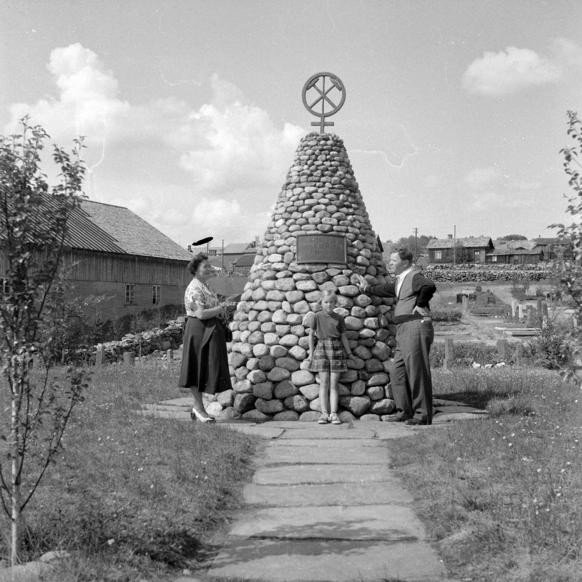 Adolf Skjegstad, Petra, Asbjørg og Adolf Skjegstad ved Bergmannsminnet, Røros. «Til heder for de gamle bergmenn 1644 – 1946. Røros Kobberverk».