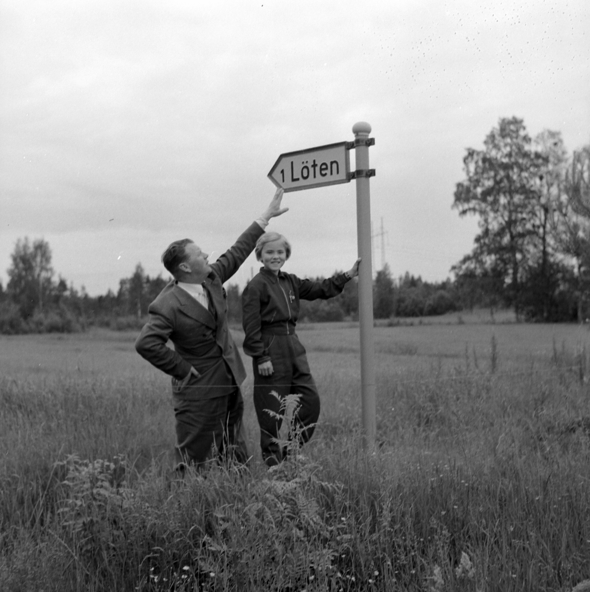 Adolf Skjegstad, Adolf og Asbjørg Skjegstad, vegskilt Løten 1 km.