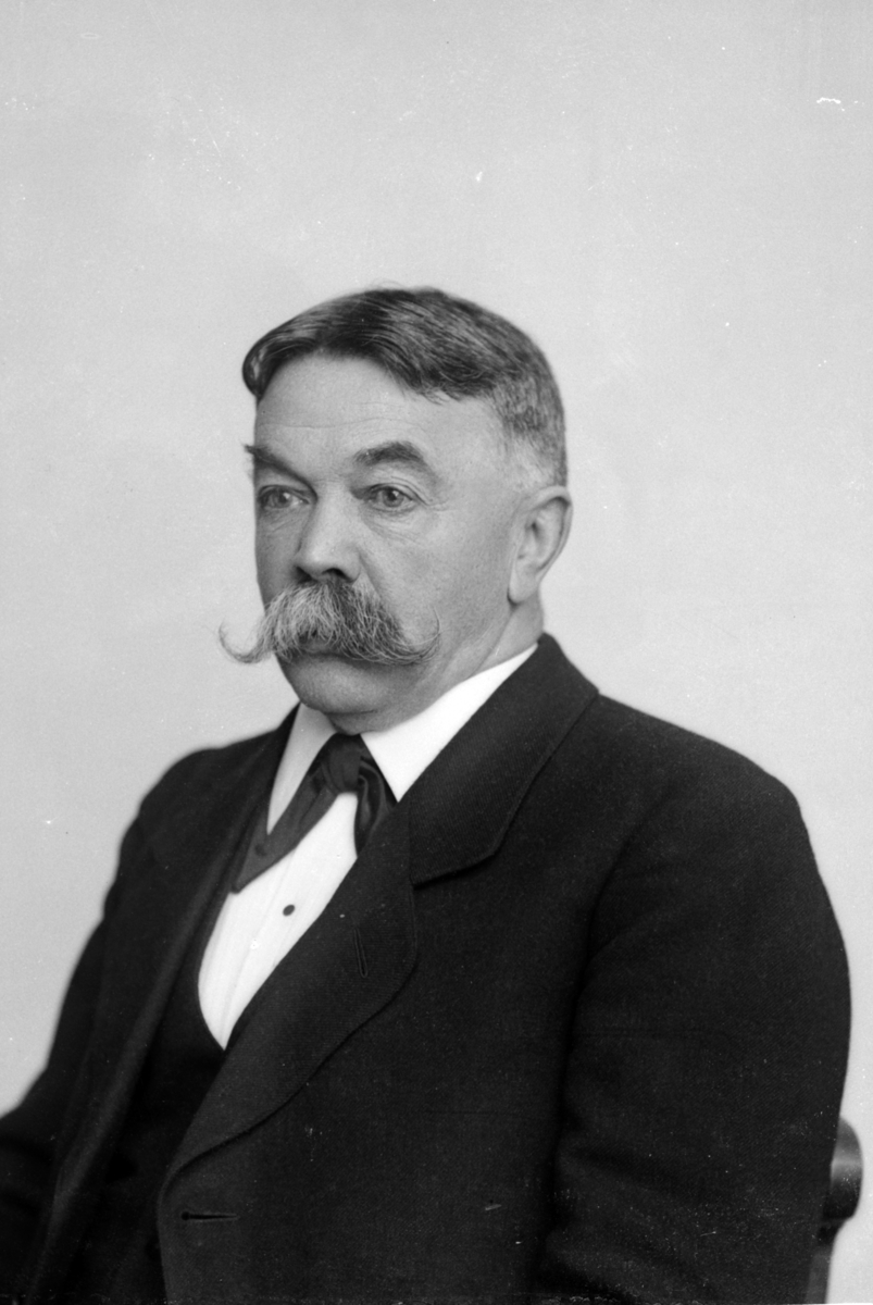 Christian Grundseth, AMUNDSEN KONTORSJEF, HALVFIG. 30108
