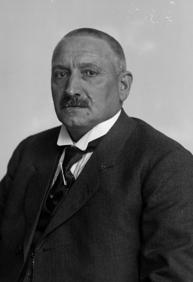 Christian Grundseth, GUNERIUS A. BAKKE 1870-1945. DISPONENT PÅ NORRØNA FRA 1907. Under hans ledelse vokste produksjonen til det mangedobbelte, toppåret var 1922. Bedriften gikk med overskudd også i de harde mellomkrigsårene. PASS, HALVFIGUR. SE "STIFTSTAD OG BYGDEBY, HAMARS HISTORIE 1935-1999" S. 41.