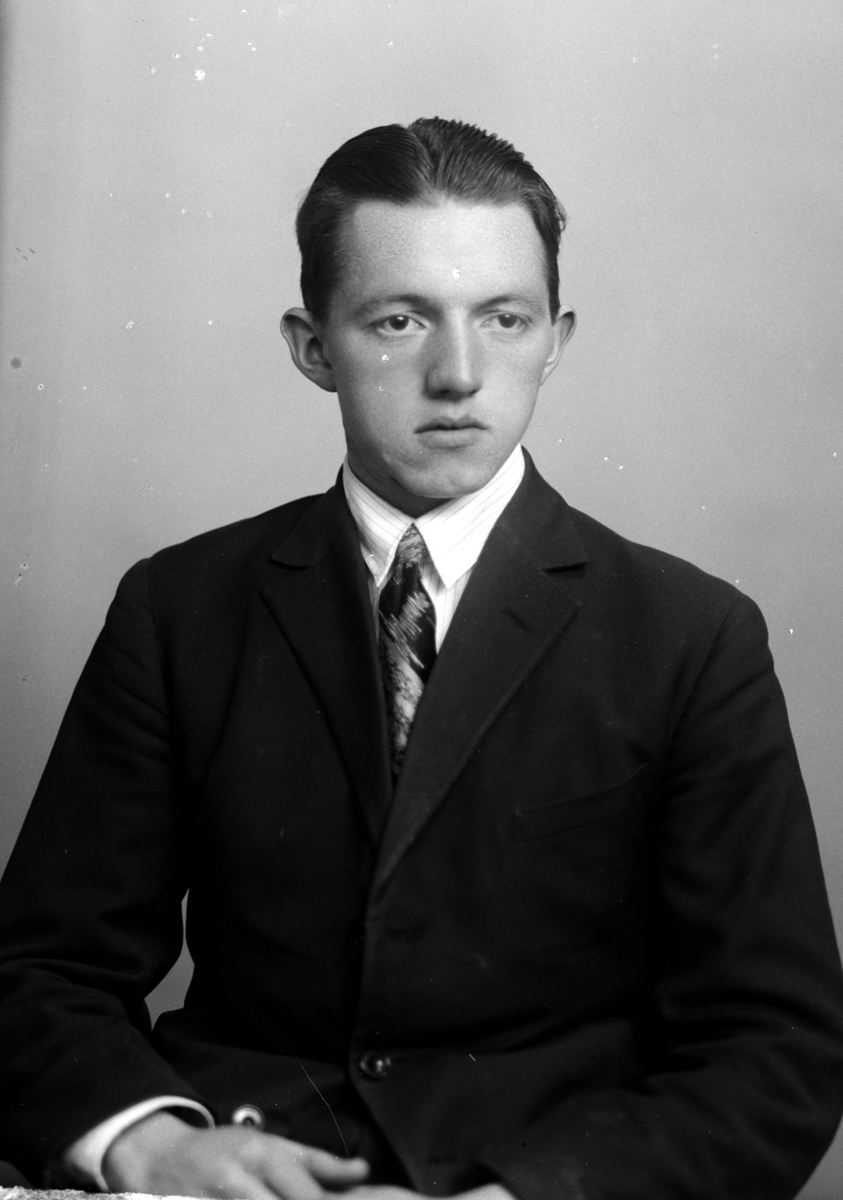 Christian Grundseth, BAKKE THOR, PASS, HALVFIG. 32840