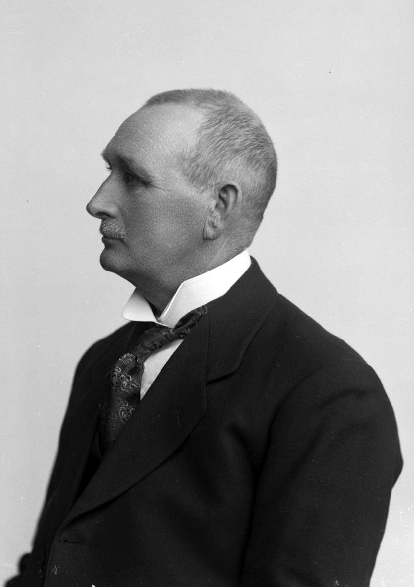 Christian Grundseth, BERGSTRØM AGENT, HALVFIG. , 26685