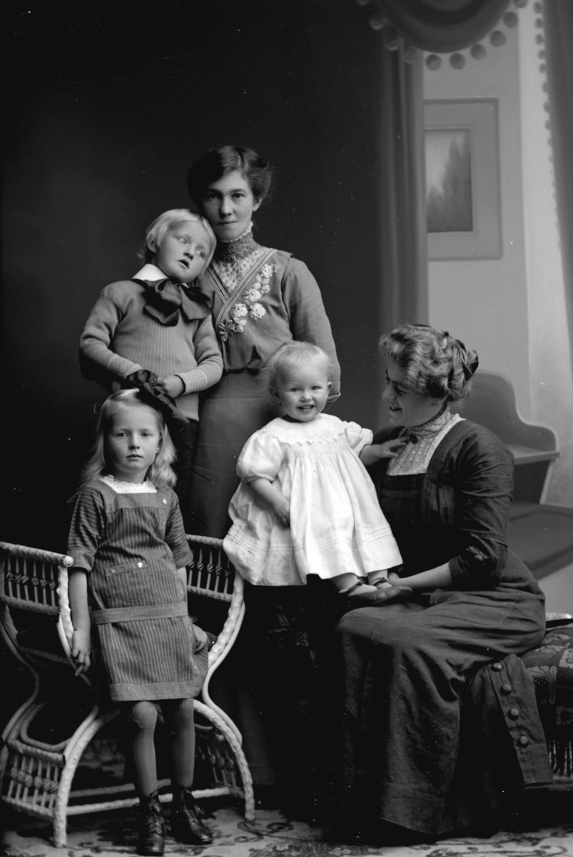 Christian Grundseth, CHRISTIE HJELLUM, GR: 5, 2 DAMER + 3 BARN. 15721