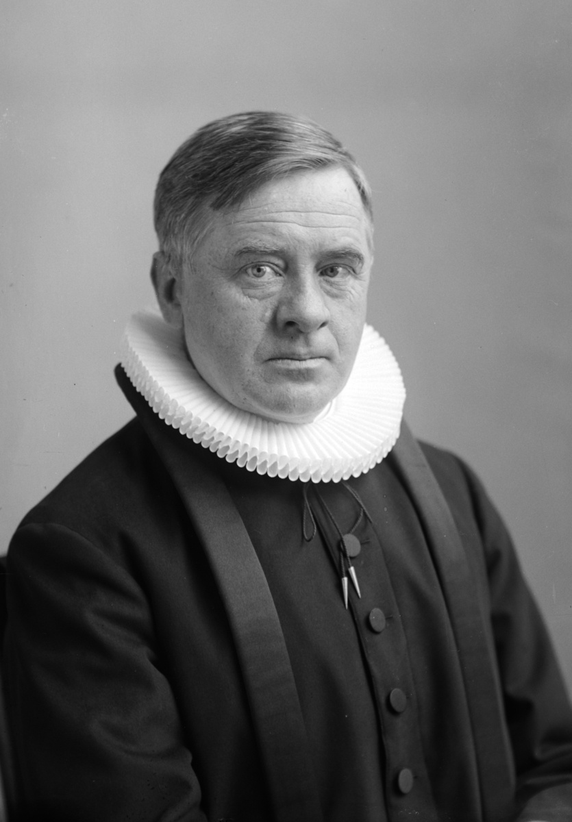 Christian Grundseth, ENGER PASTOR, HALVFIG. , PRESTEKJOLE, 32578