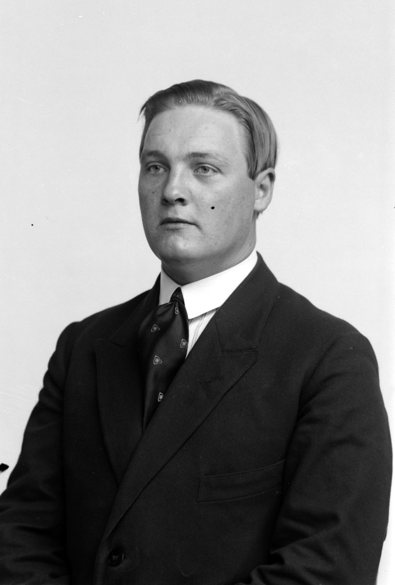 Christian Grundseth, FLAGSTAD OLE, HALVFIG. , PASS 26000