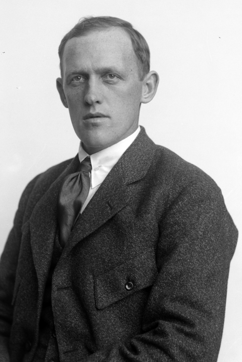 Christian Grundseth, FROGNER EINAR, HALVFIG. , SERTF. , 24983