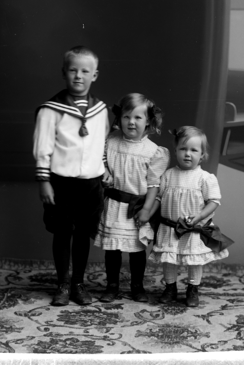 Christian Grundseth, GAUSTAD KAPT. , STANGE, GR:3 BARN, HELFIG. , 15301 Fra venstre: Viktor, Ingrid og Gerd Gaustad