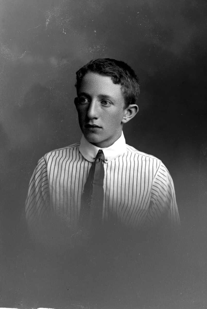 Christian Grundseth, GRUNDT BJARNE, HALVFIG. , 17290 Født 1900, sønn av overkonduktør L. A. Grundt, han var ved Hamar stasjon i 1910.