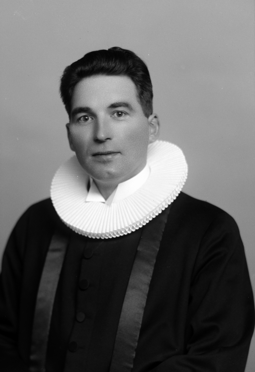 Christian Grundseth, HOLLEKIM PASTOR, HALVFIG. , PRESTEKJOLE, 35296