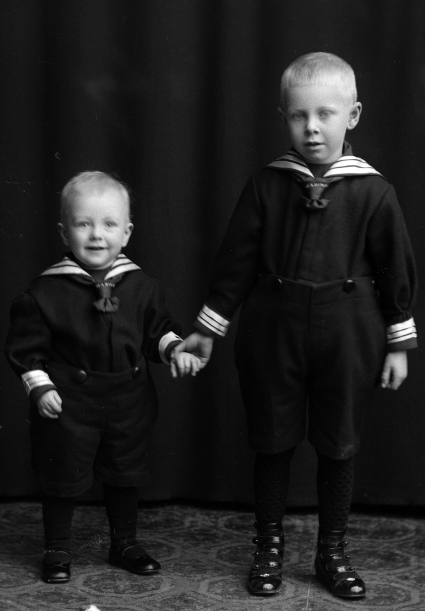 Christian Grundseth, KIRKEBY OLE, GR: 2 GUTTER I MATROSDRESS, 18893