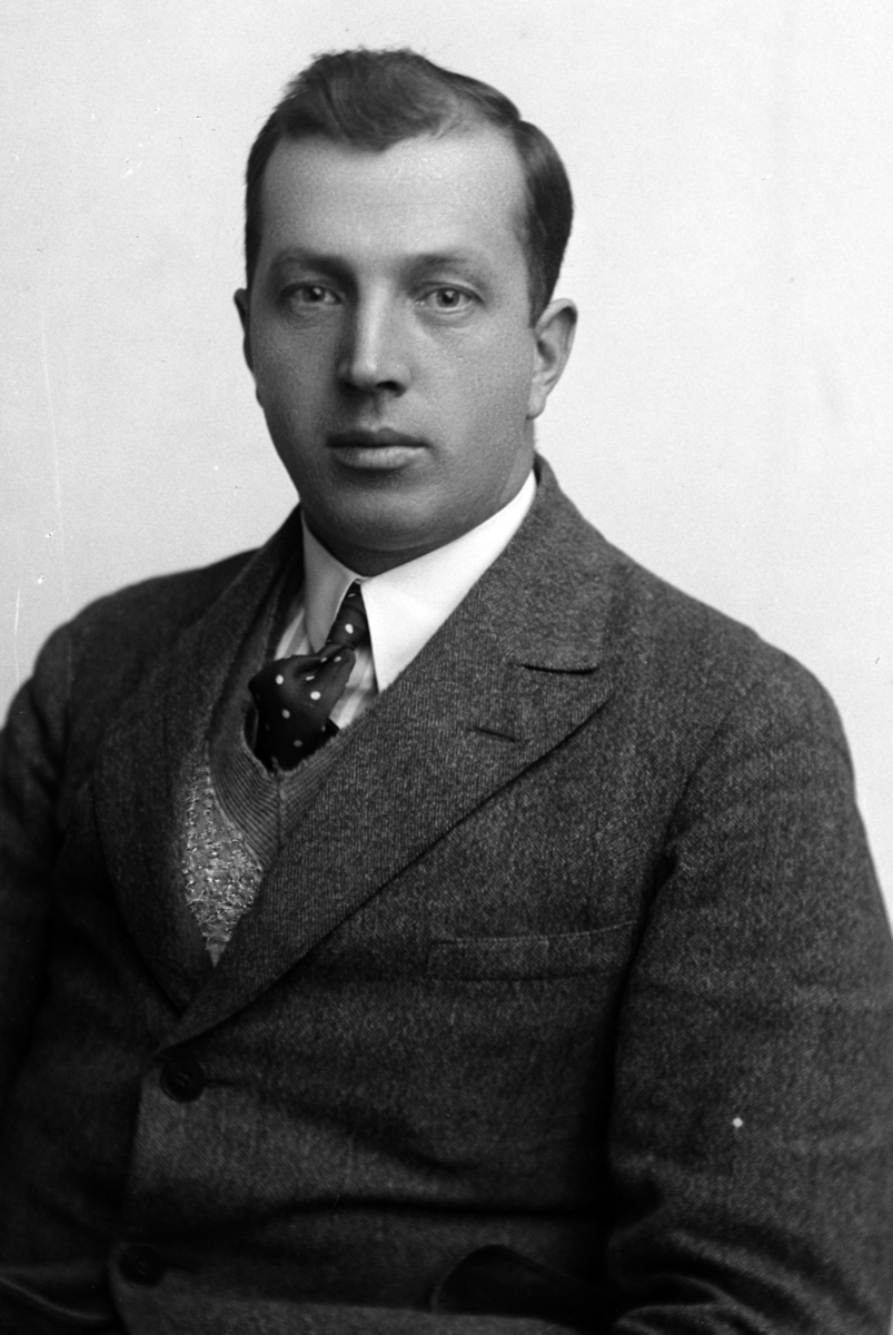 Christian Grundseth, KRISTIANSEN KJØPMANN, HALVFIG. , SERTF. , 31671