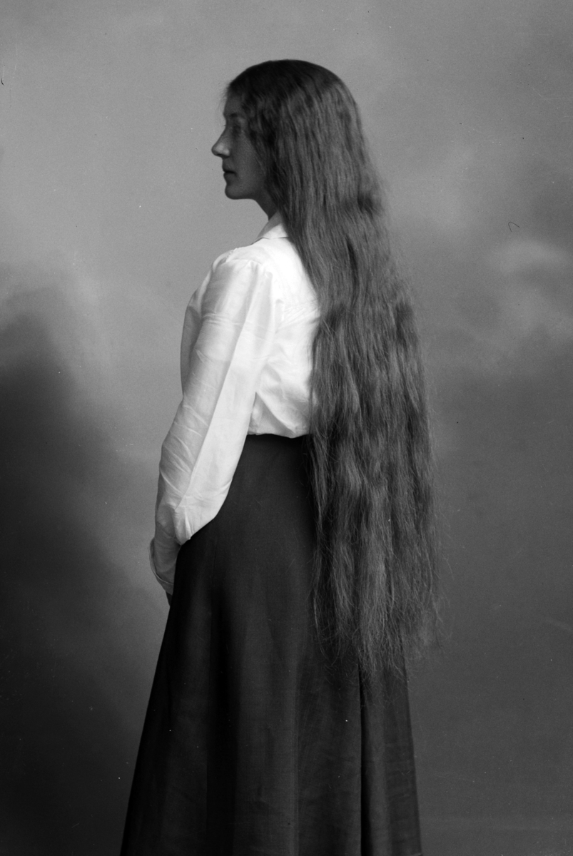 Christian Grundseth, LUND RAGNHILD, UNG DAME M/LANGT HÅR, 19265