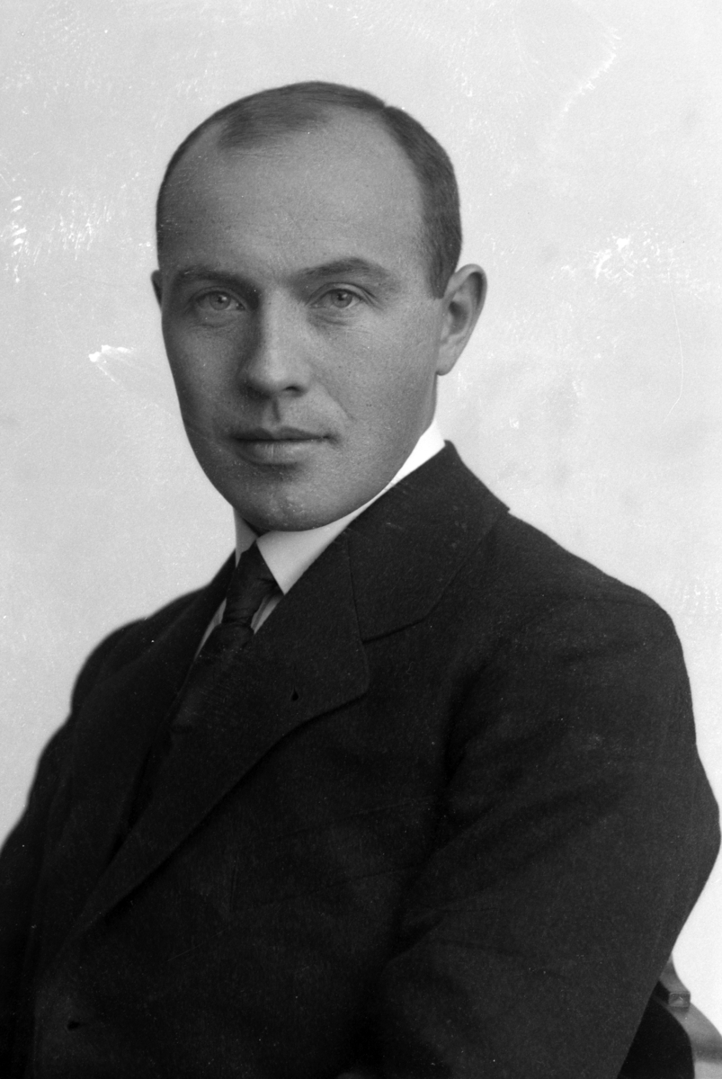 Christian Grundseth, MICHELSEN AXEL, HALVFIG. , 23297