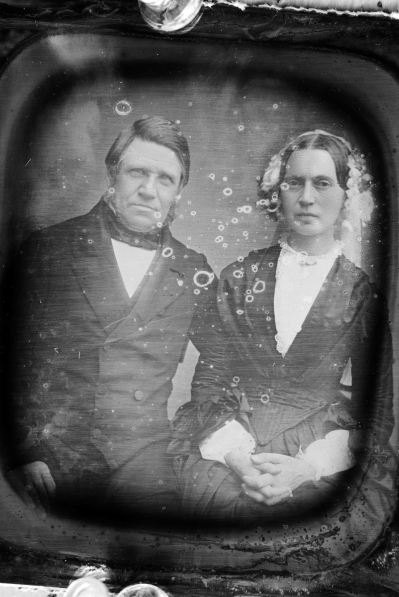 Christian Grundseth, PETERSEN FRU, REPRO: GR: 2, PAR, Reprofotografert daguerreotypi. Kvinne i kjole som kom på moten 1855, så alt frå midten av 1850-åra til ut 1860-åra. 11439