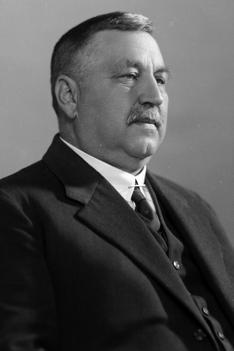 Christian Grundseth, POPPE DISTRIKTSJEF, HALVFIG. , 34936