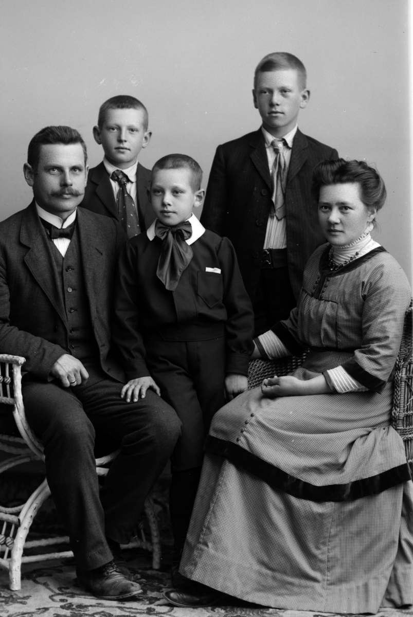 Christian Grundseth, Prag ing. gr: 5, familie, Hans V f. 1897, Rolf f. 1899, Leif f. 1901. Harald O Pedersen og Marie Pedersen (ingeniør og jernvarehandler Harald Olaf Pedersen og Marie Bjørnæs) Flere familiemedlemmer endret navn til Prag en gang før 1915. 13343