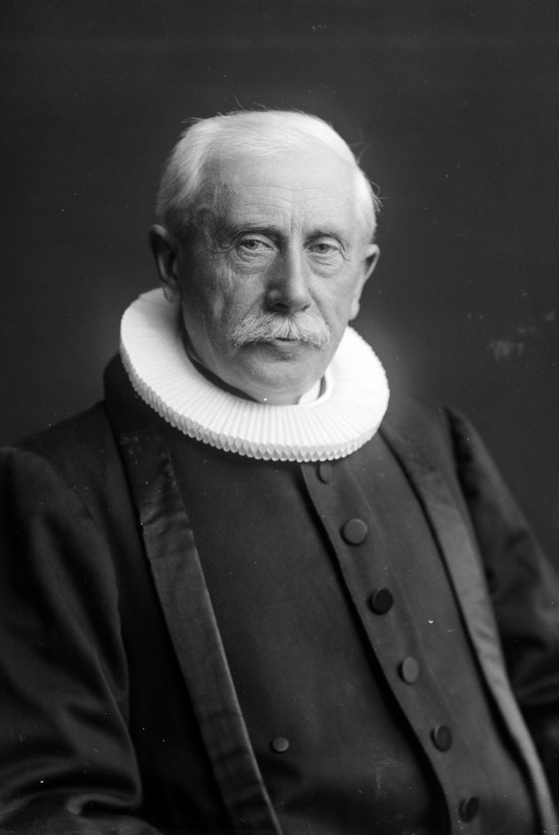 Christian Grundseth, STABELL SOGNEPREST, HALVFIG. , PRESTEKJOLE, 31482
