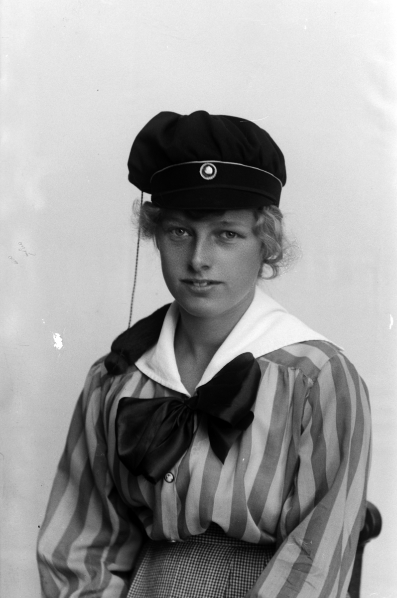 Christian Grundseth, TRÆTTEBERG SIGRID, STUDENT, HALVFIG. , 21222