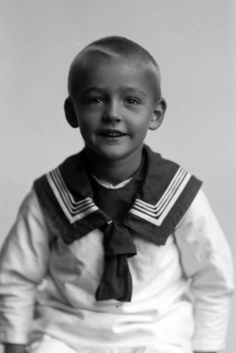 Christian Grundseth, WIIG OSKARS SØNN: GUNNAR WIIK, HALVFIG. , 22912