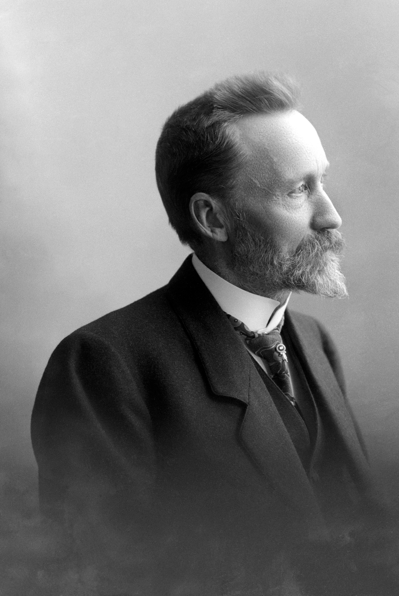 Christian Grundseth, PORTRETT AV REKTOR VETLE VISLIE, HALVFIG. , 19489. Vetle Gjermundson Vislie, forfatter og skolemann. Født i Skafså i Tokke i Telemark 28. september 1858, død 7. februar 1933. Vislie tok lærerutdannelse i Kviteseid og på Hamar. Fra 1881 arbeidet han som lærer i Kristiania. Vislie var rektor på lærer…