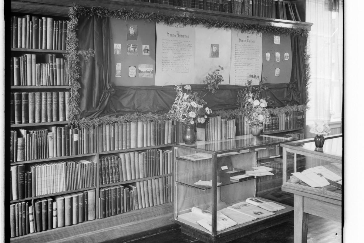 Christian Grundseth, HAMAR FOLKEBIBLIOTEK, INTERIØR, HANNA WINSNES UTSTILLING. .