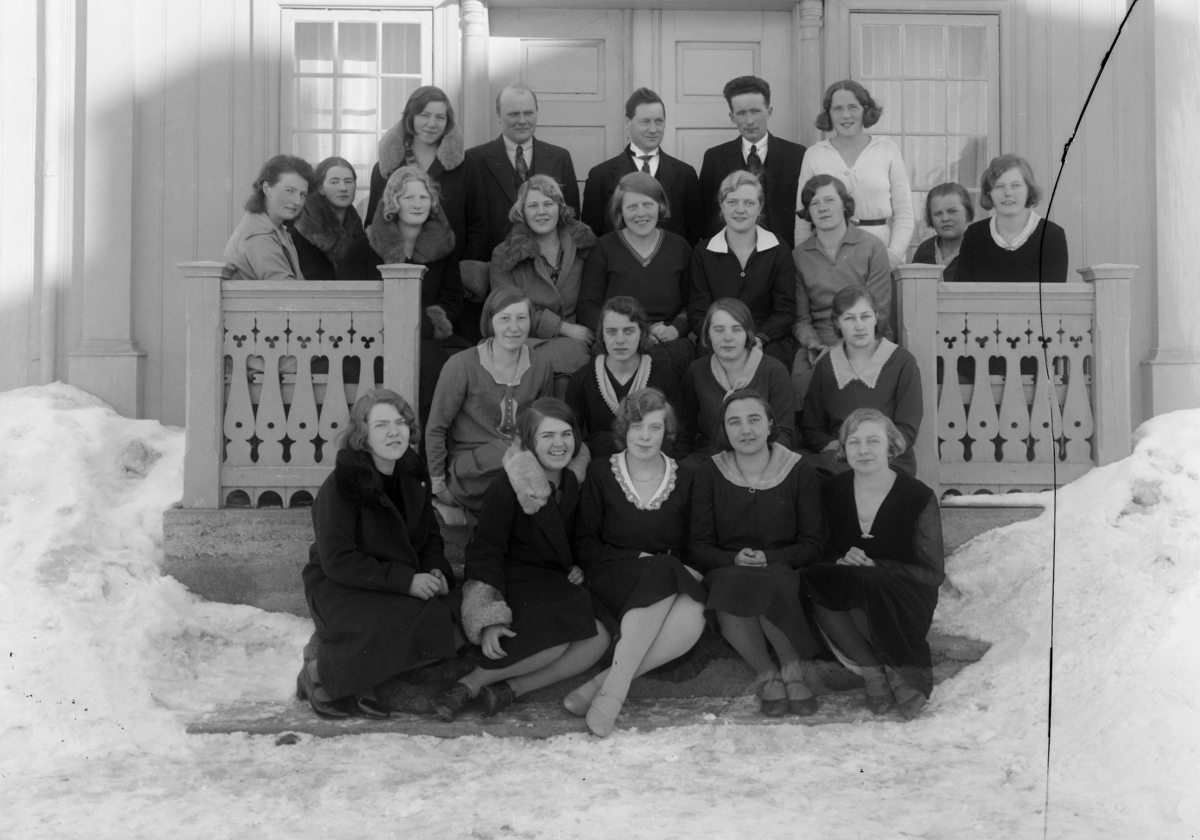 Christian Grundseth, Vea hagebrukskole, Ring. Gruppe. 3 rekke Som nr 2 fra høyre sitter min bestemor i svart kjole med hvit krage hun het Karen Haakonsdatter Wadahl f. Graffer bak henne i 4 rad står Else Fjellanger (født Birkeland ) i hvit kjole. Identifisert av Karens datter Kari Randi Wimmer