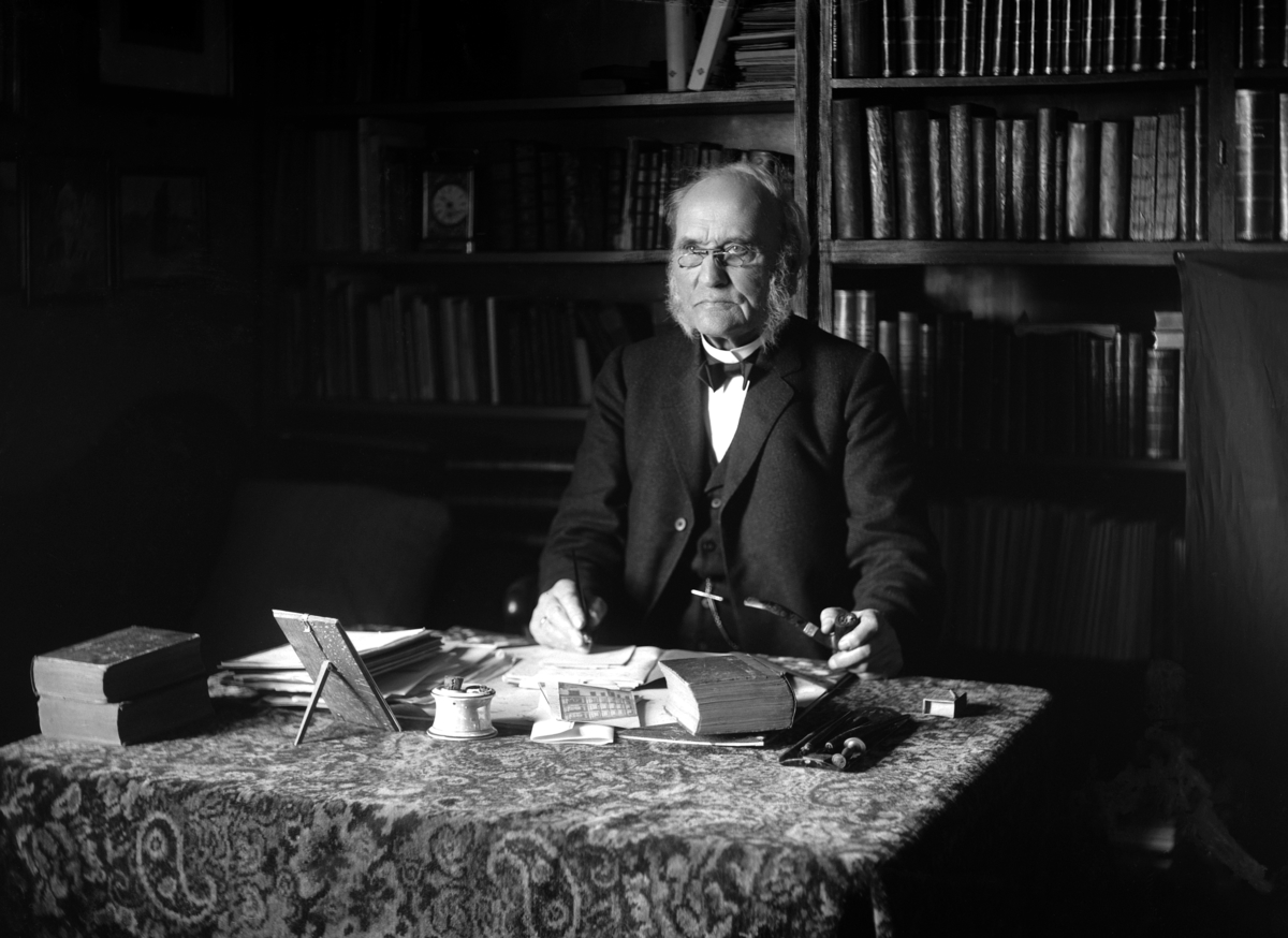 Christian Grundseth, REDAKTØR, SKOLEBESTYRER OLAUS ARVESEN, PORTRETT, INTERIØR KONTOR,