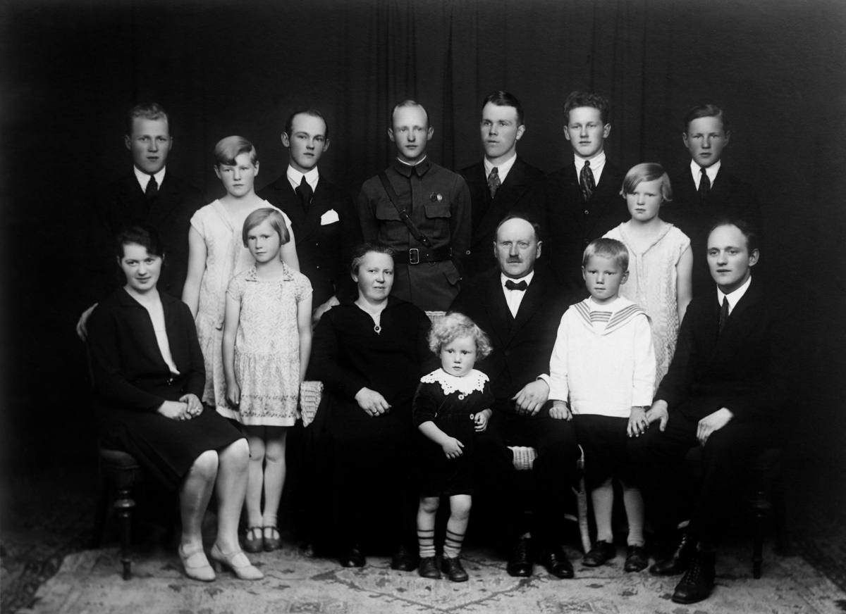 Christian Grundseth, Fjæstad familien, Stange, gr: 15, Iver Hansen Fjæstad og Sigrid Fjæstad (født Taraldsdotter Løvstad) med barn, 1929.