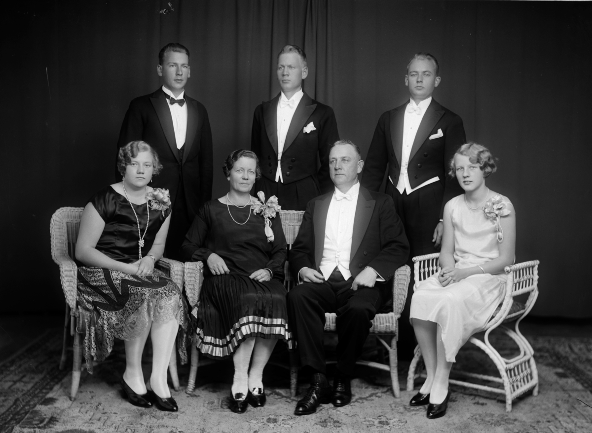 Christian Grundseth, Musiker Frostad, familie, gruppebilde sju personer. Foran fra venstre Ingeborg Gunvor, Mathea (f. Vold (Wolla)), Albert, Inger Margrethe. Bak: Arne, Simon og Anders Wilhelm.
