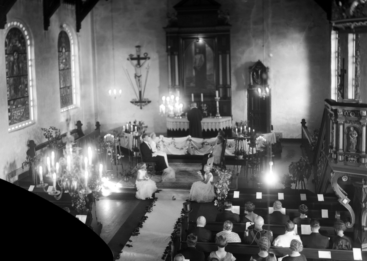 Christian Grundseth, LUNDBY, BRYLLUP, INTR: KIRKE, 38033 Dette bildet er fra oktober 1934 og gjelder vielsen til Anstein Erling, kalt AE, Dobloug og Gerd Lundby. vielse, interiør, Furnes kirke.