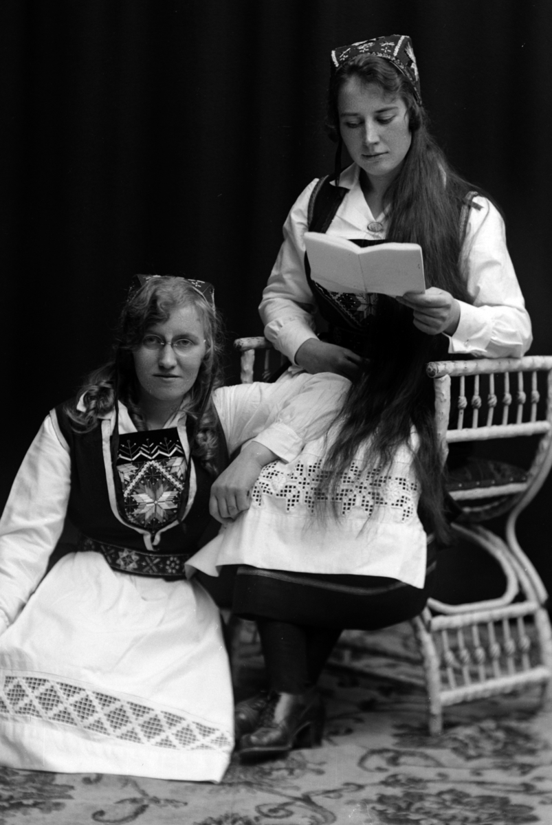 Christian Grundseth, TILLER FRØKEN, FOSSEID FRØKEN GR: 2 DAMER 26563
