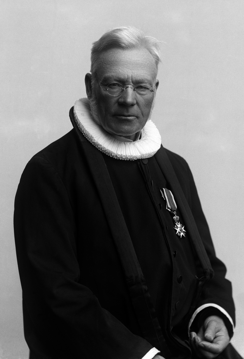 Christian Grundseth, Pastor Reinert Svendsen 1849-1941. Veldre.Halvfigur. St.Olavs orden.