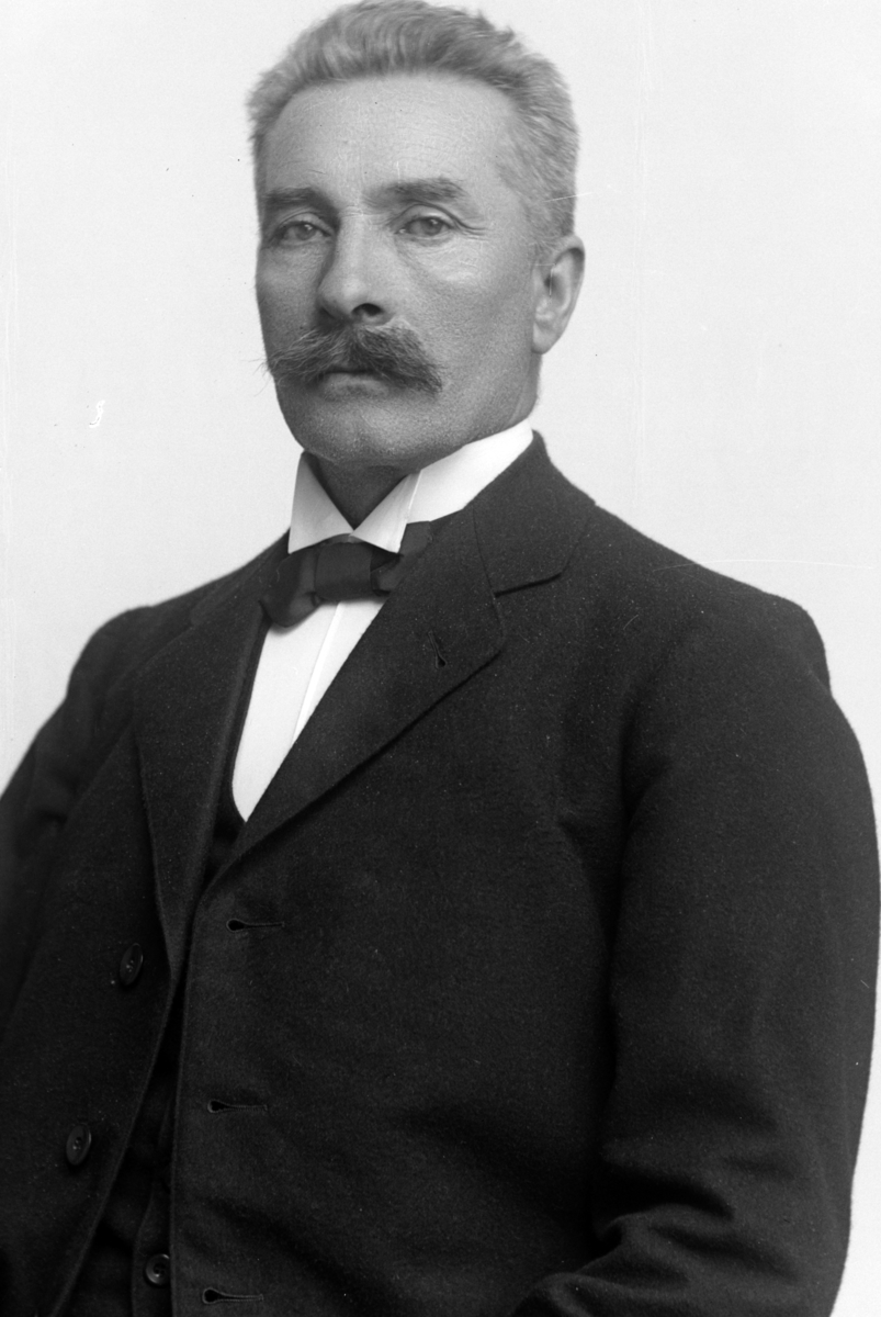 Christian Grundseth, GODAGER EVEN. FØDT 1859. DØD 1942. KJØPMANN, HALVFIG. , 24559
