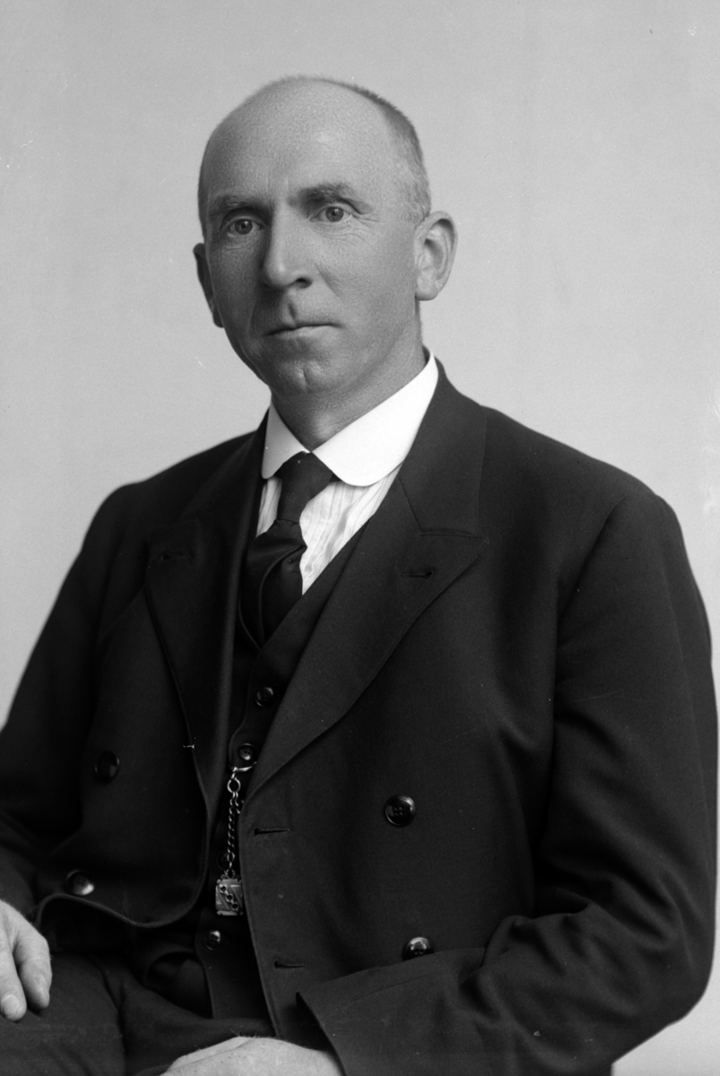 Christian Grundseth, UKJENT MANN, HALVFIG. , 31532