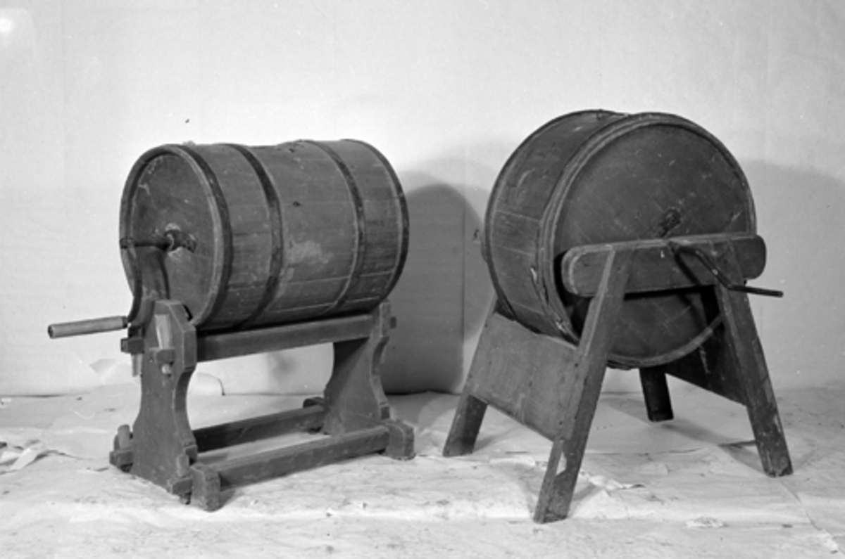 Toralv Bleken-Nilssen, Gjenstandfotografering, Opplandenes folkemuseums samling. (Hedmarksmuseet) OF. 1081. ROMEDAL. Smørkjerner. Av "sveivetypen" sveiva driver en "paddel", som pisker fløten til smør.