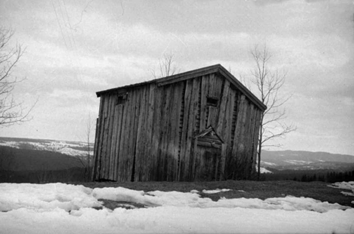 Toralv Bleken-Nilssen, GRANLIEN. FURNES i Ringsaker. NYGYGDA. STABBUR. 703-1.